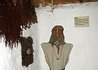 Im archiologischem Freiluftmuseum von Groß Raden sind die verschiedensten Gewerke in kleinen Hütten dargestellt. Hier geht es um Weben und Färben . : Museum